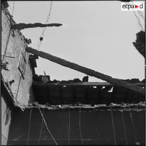 Bâtiments d'une ferme française en Oranie détruite par un incendie commis par le FLN.