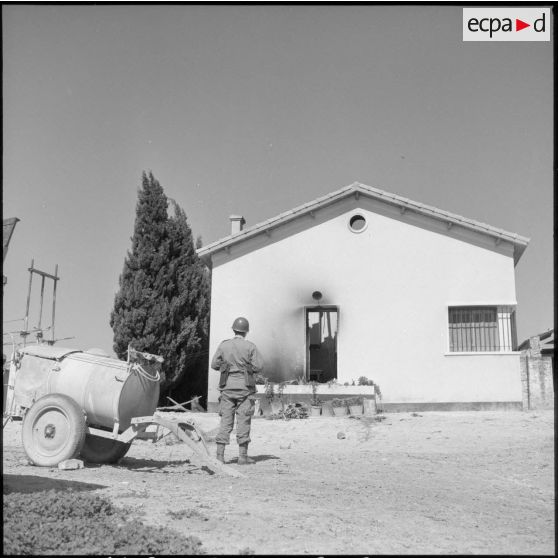 Maison d'habitation d'une ferme française en Oranie incendiée par le FLN la nuit précédente.