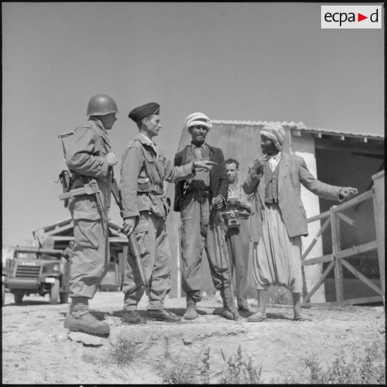 Interrogatoire d'un ouvrier agricole algérien d'une ferme française incendiée la veille par le FLN.