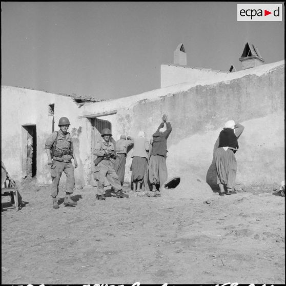 Arrestation d'hommes algériens dans une mechta de la région d'Aïn Temouchent par des soldats du 2e BZ (bataillon de zouaves).