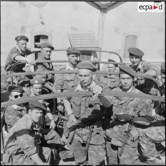 Départ en mission de renseignement d'une section du 1er REP (régiment étranger de parachutistes) au sud-ouest d'Aïn-Temouchent.