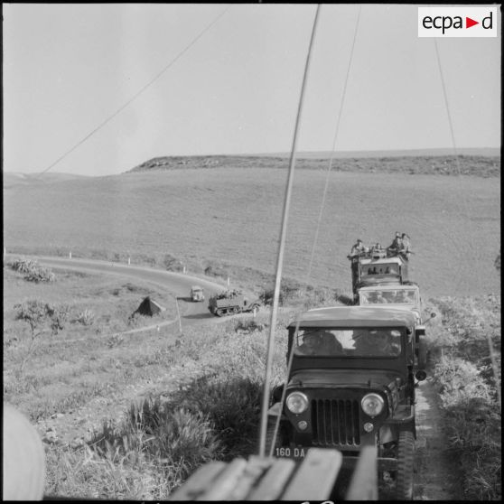 Convoi de véhicules légers de la 3e compagnie du 2e bataillon de zouaves (BZ) partant en mission dans le sud-ouest d'Aïn Temouchent.