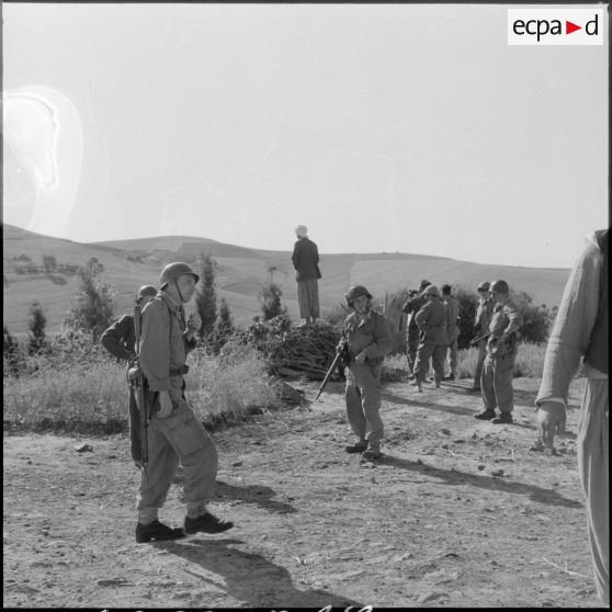 Surveillance du secteur d'Aïn Temouchent par les soldats de la 3e compagnie du 2e BZ (bataillon de zouaves) lors d'une opréation.