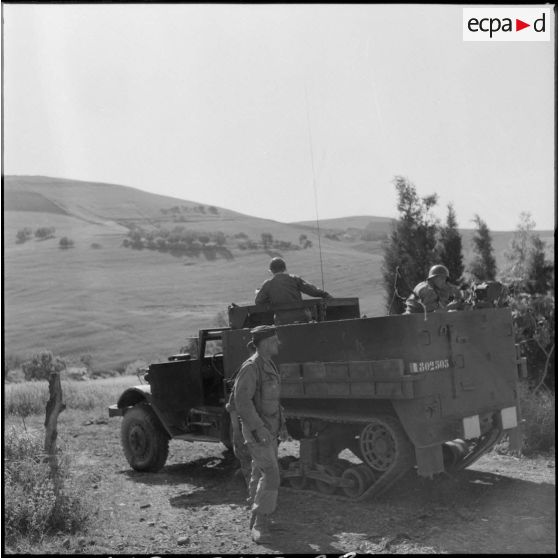 Surveillance du secteur d'Aîn Temouchent à bord d'un Half-track, par des soldats de la 3e compagnie du 2e BZ (bataillon de zouaves).