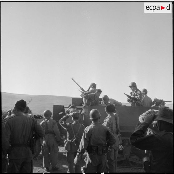 Départ en mission à bord de Half-track pour les soldats de la 3e compagnie du 2e BZ (bataillon de Zouaves) dans la région d'Aïn Temouchent.