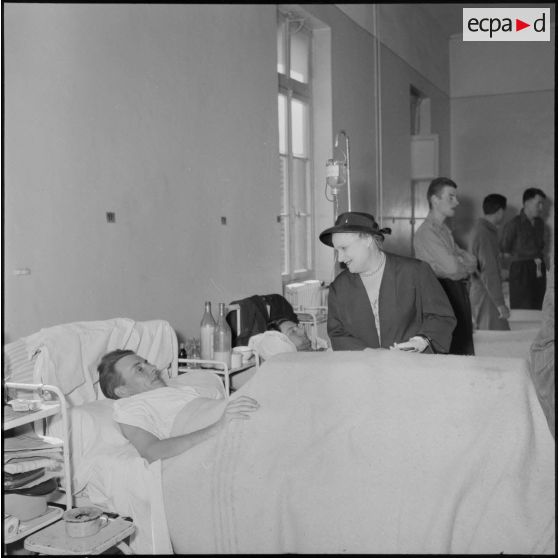 Visite de Mme Lacoste aux blessés de l'hôpital Maillot d'Alger.