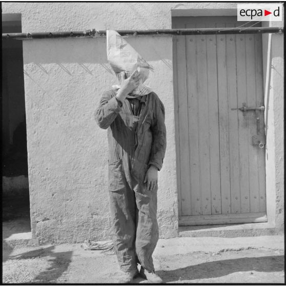 Soldat du 1e REP (régiment étranger de parachutistes) se cachant derrière un journal au poste de Beni Saf.