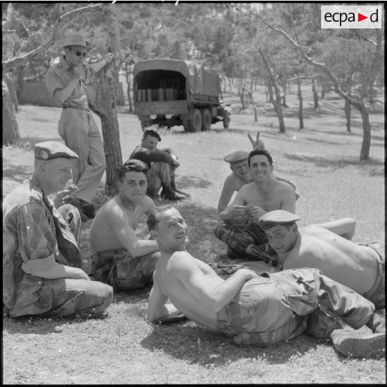Moment de détente pour des soldats du 1e REP (régiment étranger de parachutistes) aux environs de Beni Saf.