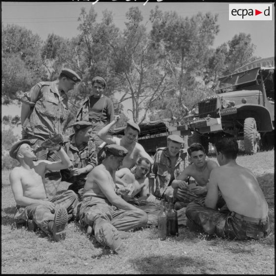 Moment de détente et de jeu pour des soldats du 1e REP (régiment étranger de parachutistes) près de Beni Saf.