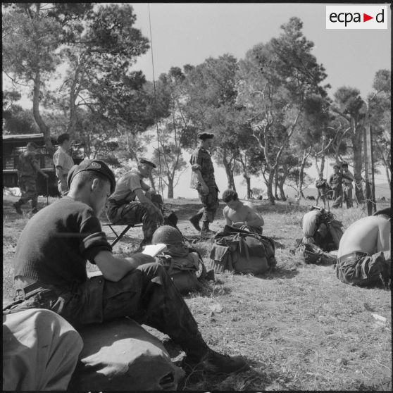 Repos pour les soldats du 1e REP (régiment étranger de parachutistes) aux alentours de Beni Saf.
