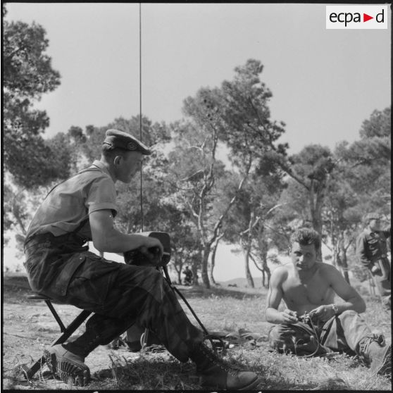 Soldat du 1e REP (régiment étranger de parachutistes) actionnant une génératrice lors d'une mission près de Beni-Saf.