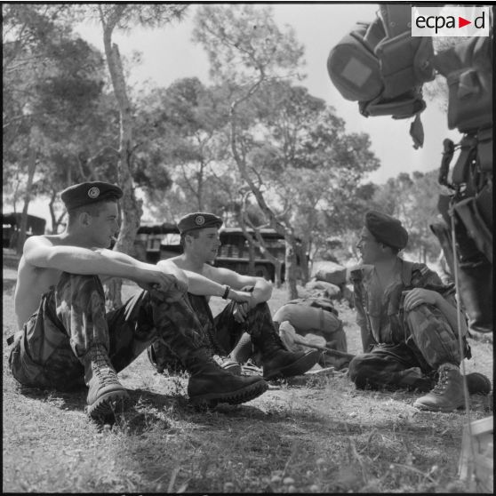 Moment de détente pour les soldats du 1e REP (régiment étranger de parachutistes) aux environs de Beni Saf.