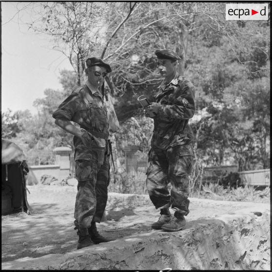 Portrait de deux soldats du 1e REP (Régiment étranger de parachutistes) en mission aux alentours de Beni Saf.