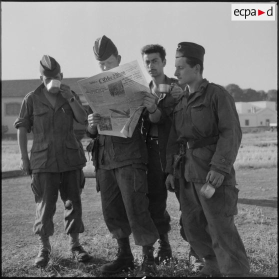 Lecture de L'Echo d'Oran pour des soldats du 2e RSA (régiment de spahis algériens) après leur arrivée à Aïn Temouchent.