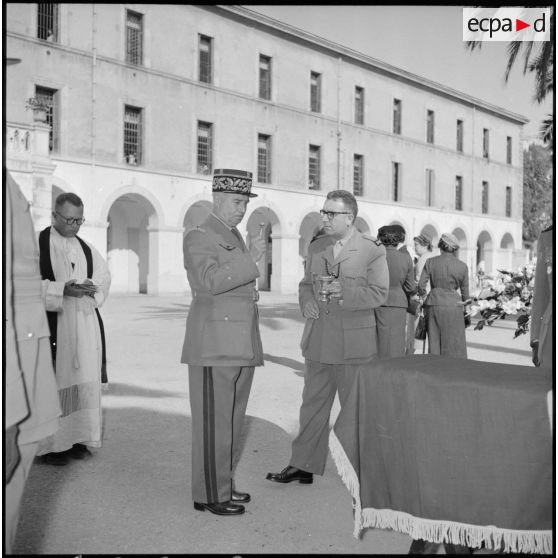 Bénédiction du cercueil du colonel Courtois par un général de brigade devant l'hôpital Maillot d'Alger.