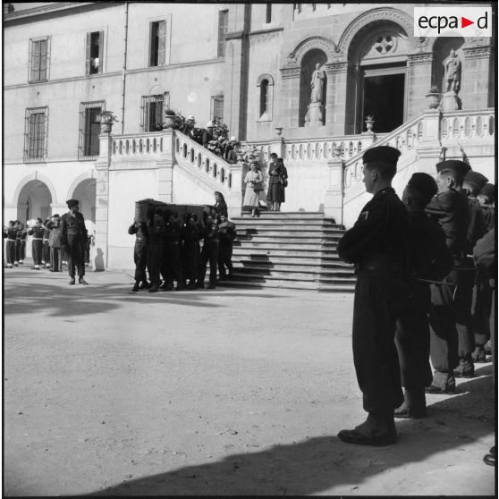 Levée de corps du cercueil du colonel Courtois par des soldats de troupes coloniales sortant de la chapelle de l'hôpital Maillot d'Alger.