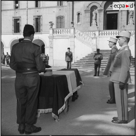 Eloge funèbre lors des funérailles du colonel Courtois à la sortie de la chapelle de l'hôpital Maillot d'Alger.