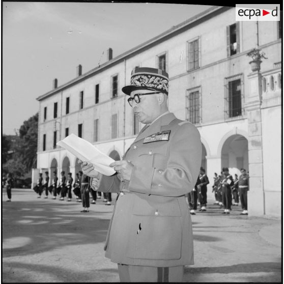 Eloge funèbre par un général de brigade lors des obsèques du colonel Courtois dans la cour de l'hôpital Maillot d'Alger.