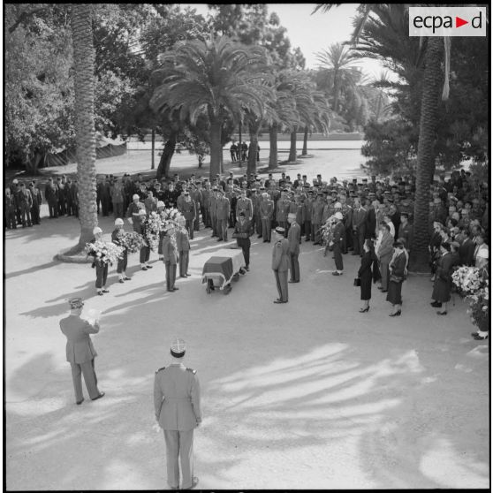 Eloge funèbre lors des funérailles du colonel Courtois à la sortie de la chapelle de l'hôpital Maillot d'Alger.