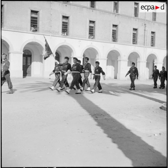 Défilé des troupes devant l'hôpital Maillot à Alger lors des funérailles du colonel Courtois.