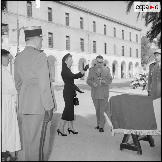Bénédiction du cercueil du colonel Courtois par sa femme lors des funérailles devant l'hôpital Maillot d'Alger.
