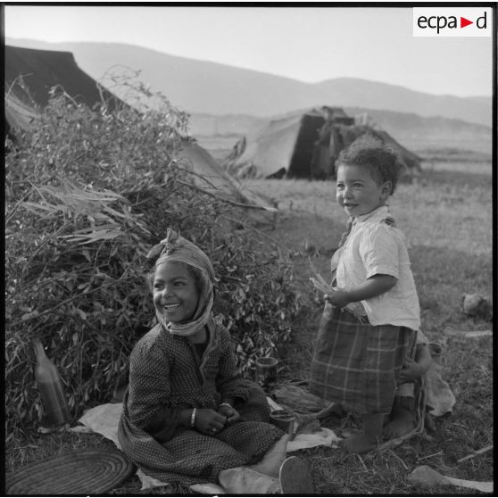 Petites filles d'une communauté nomade jouant près du chantier de nouvelles habitations de Bou Ahra.