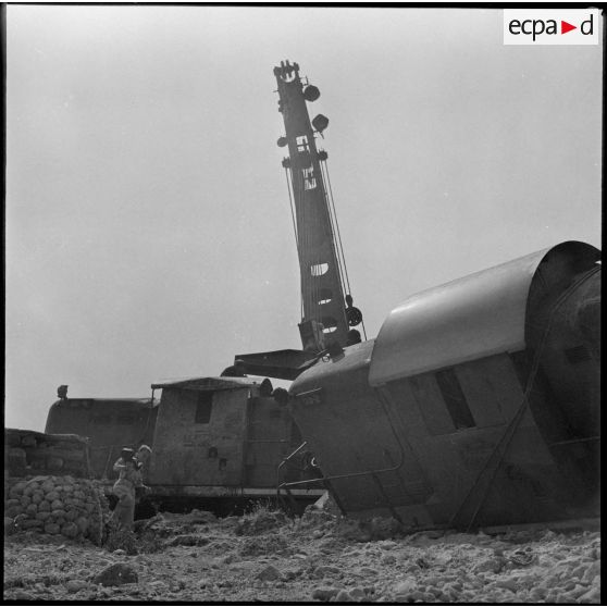 Grue du 2e RCA (régiment de chasseurs d'Afrique) remontant deux locomotives accidentées lors d'un sabotage dans la région de Turenne.