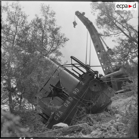 Grue du 2e RCA (régiment de chasseurs d'Afrique) remontant deux locomotives accidentées lors d'un sabotage dans la région de Turenne.