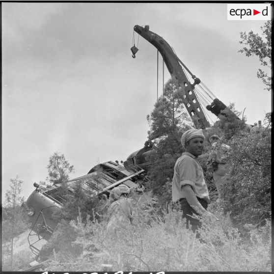 Grue du 2e RCA (régiment de chasseurs d'Afrique) remontant deux locomotives accidentées lors d'un sabotage dans la région de Turenne.