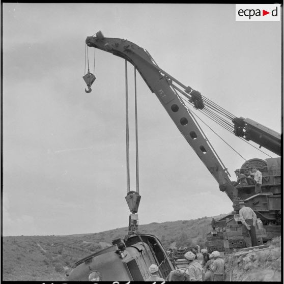 Grue du 2e RCA (régiment de chasseurs d'Afrique) remontant deux locomotives accidentées lors d'un sabotage dans la région de Turenne.