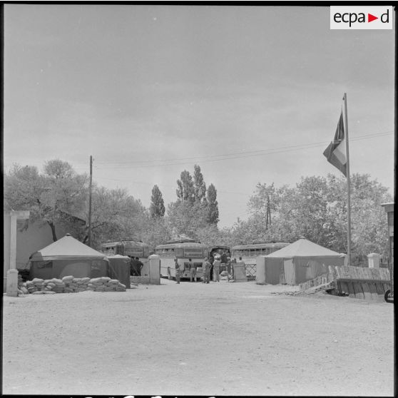 Entrée du camp du 2e RCA (régiment de chasseurs d'Afrique) à Turenne.