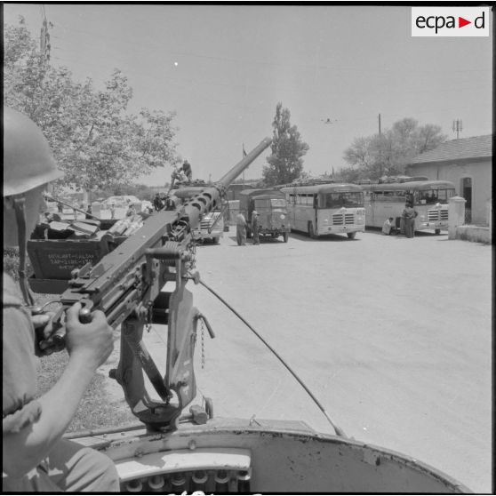 Soldat du 2e RCA (régiment de chasseurs d'Afrique) posté sur un véhicule blindé derrière une mitrailleuse Browning 12,7 au camp de Turenne.