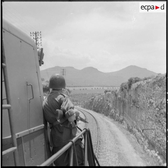 Déplacement en train dans une matrice diesel du 2e RCA (régiment de chasseurs d'Afrique) vers les lieux du sabotage d'un train express Oran-Oujda.