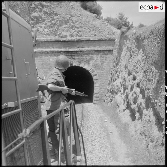 Déplacement du 2e RCA (régiment de chasseurs d'Afrique) à bord d'un train vers les lieux où un train express Oran-Oujda a été saboté par le FLN.