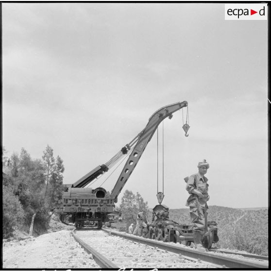 Grue du 2e RCA (régiment de chasseurs d'Afrique) remontant deux locomotives accidentées lors d'un sabotage dans la région de Turenne.