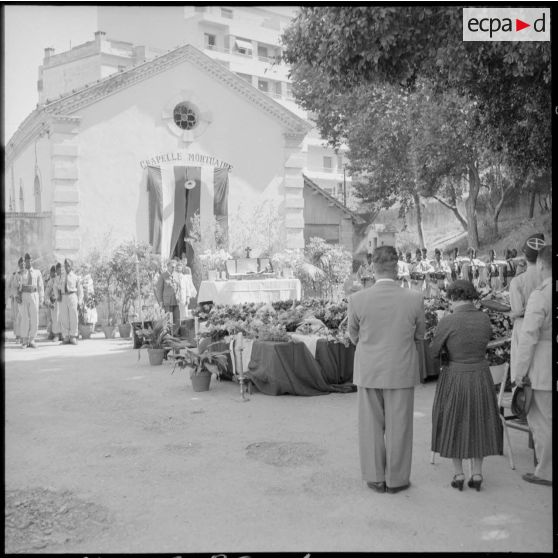 Cérémonie religieuse lors des obsèques des victimes de l'embuscade de Palestro à l'hôpital Maillot d'Alger.
