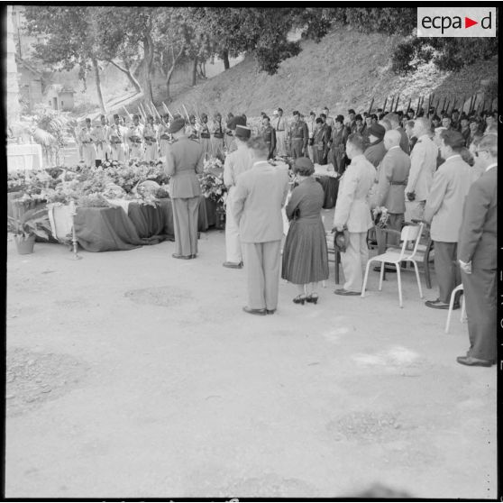Cérémonie religieuse lors des obsèques des victimes de l'embuscade de Palestro à l'hôpital Maillot d'Alger.
