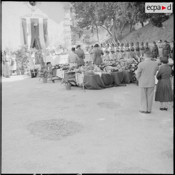 Cérémonie religieuse lors des obsèques des victimes de l'embuscade de Palestro à l'hôpital Maillot.