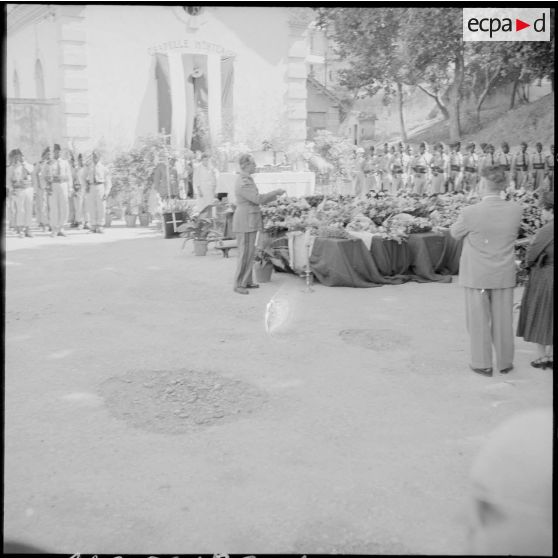 Cérémonie religieuse lors des obsèques des victimes de l'embuscade de Palestro à l'hôpital Maillot d'Alger.
