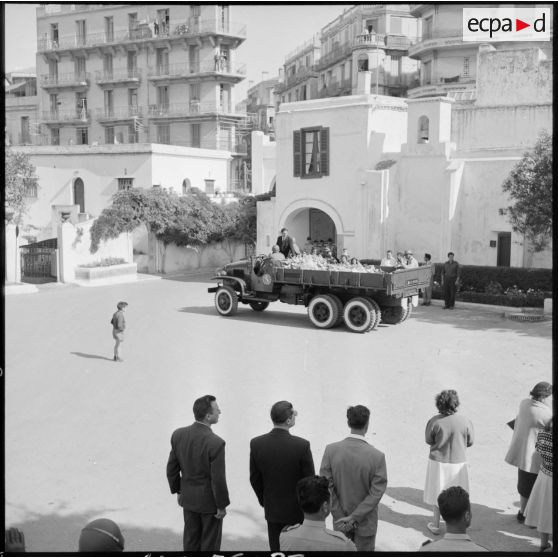Arrivée des cercueils des victimes de l'embuscade de Palestro à l'hôpital Maillot d'Alger.