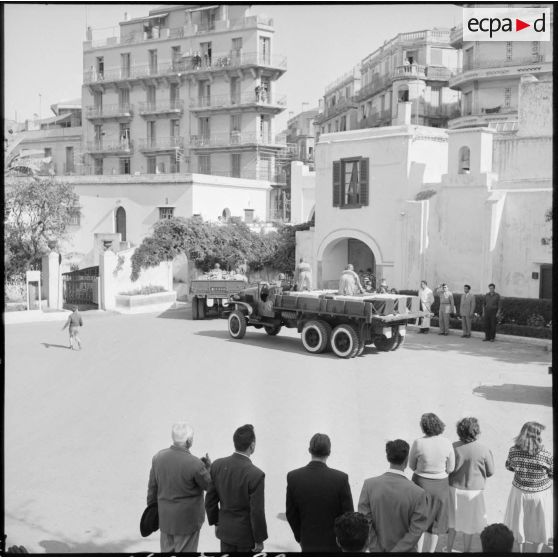 Arrivée des cercueils des victimes de l'embuscade de Palestro à l'hôpital Maillot d'Alger.