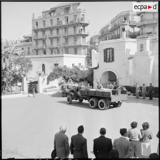 Arrivée des cercueils des victimes de l'embuscade de Palestro à l'hôpital Maillot d'Alger.