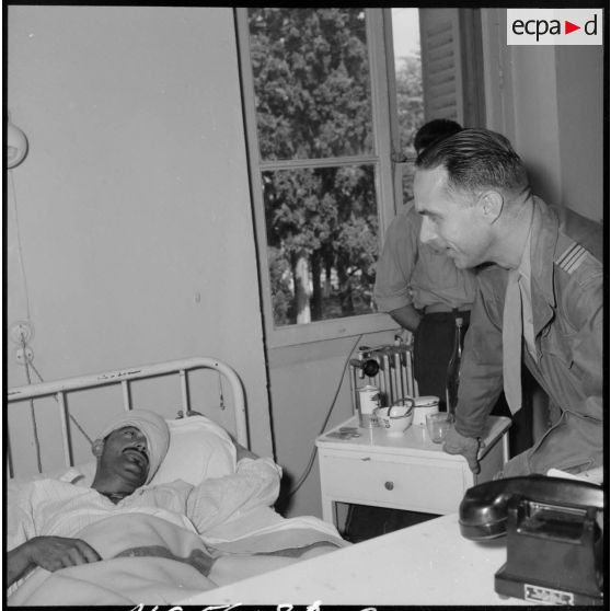 Visite d'un commandant au soldat blessé lors de l'embuscade de Palestro hospitalisé à l'hôpital Maillot d'Alger.
