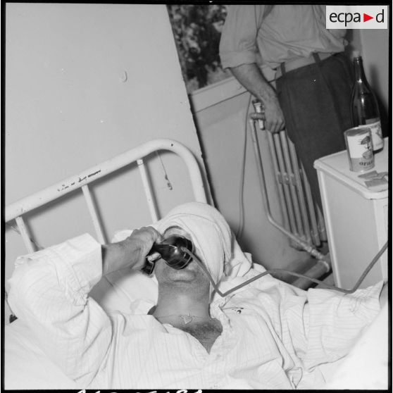 Soldat blessé lors de l'embuscade de Palestro téléphonant à sa famille depuis son lit à l'hôpital Maillot d'Alger.