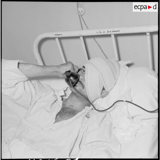 Soldat blessé lors de l'embuscade de Palestro téléphonant à sa famille depuis son lit à l'hôpital Maillot d'Alger.
