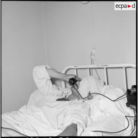 Soldat blessé lors de l'embuscade de Palestro téléphonant à sa famille depuis son lit à l'hôpital Maillot d'Alger.