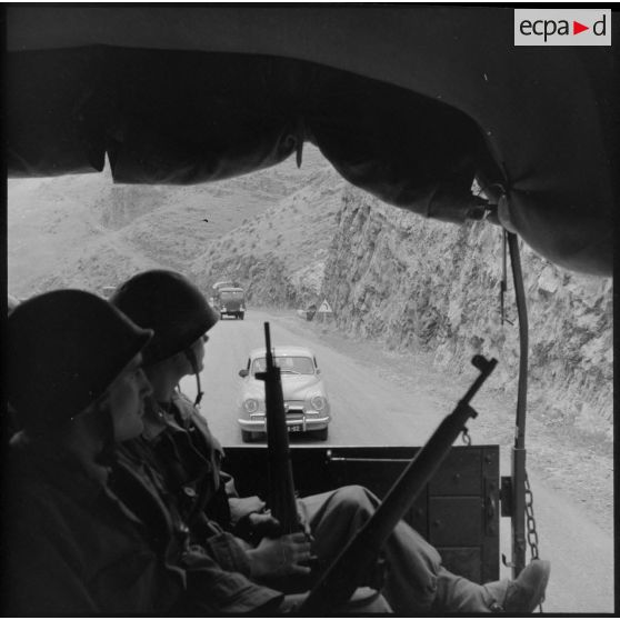 Convoi de véhicules transportant le bataillon de garde de l'Air n°03/54 en direction d'un chantier dans la région de Tlemcen.