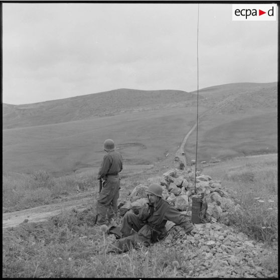 Lieutenant du bataillon de garde de l'Air n°03/541 en liaison radio près d'un chantier dans la région Tlemcen.