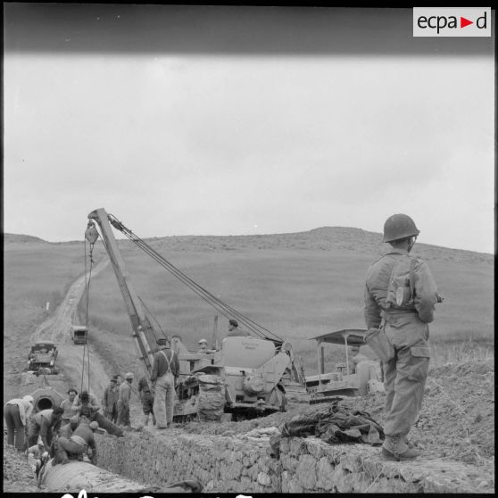 Travaux sur le chantier d'une conduite d'eau de Beni-Badhel-Oran dans la région de Tlemcen.