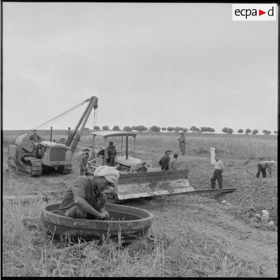 Travaux sur le chantier d'une conduite d'eau de Beni-Badhel-Oran dans la région de Tlemcen.